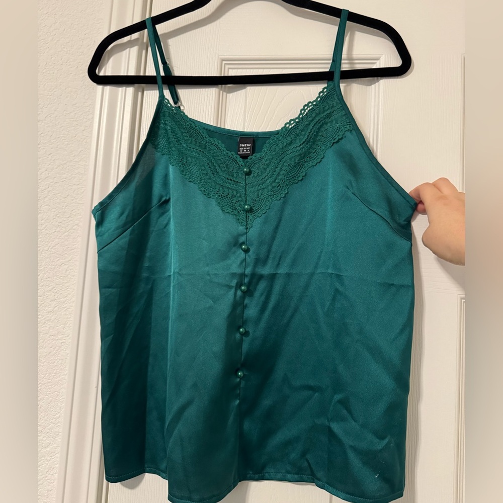 3 for $15 🧿
 Elegant Green Lace Trim Camisole Top - Size Medium